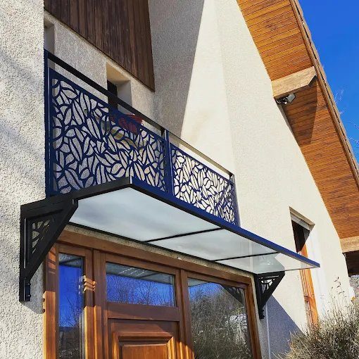 Auvent acier et verre sous balcon découpé laser