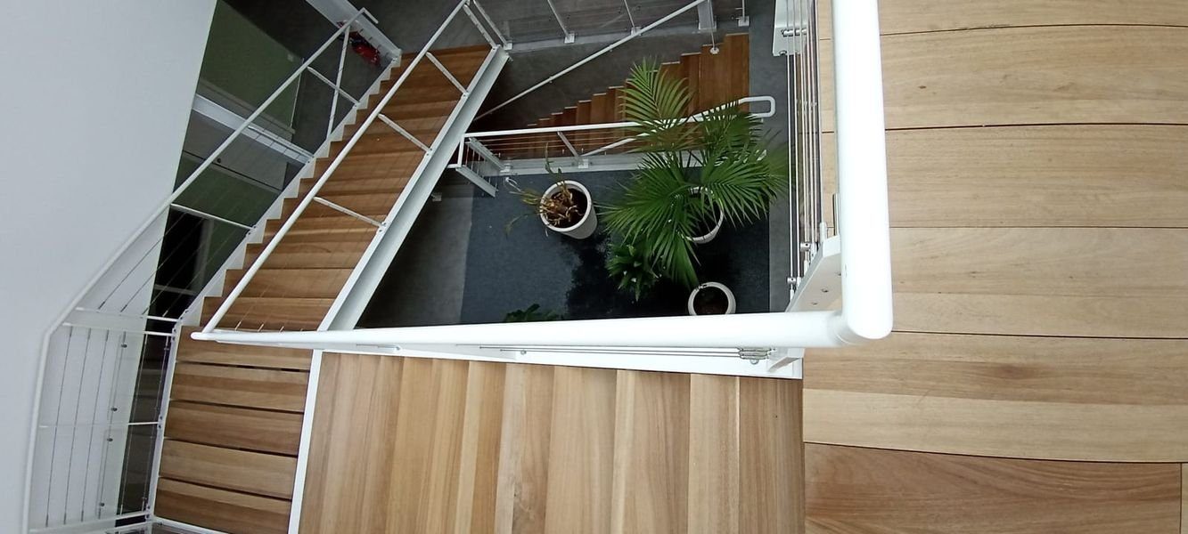 Escalier acier et bois, garde-corps à câbles