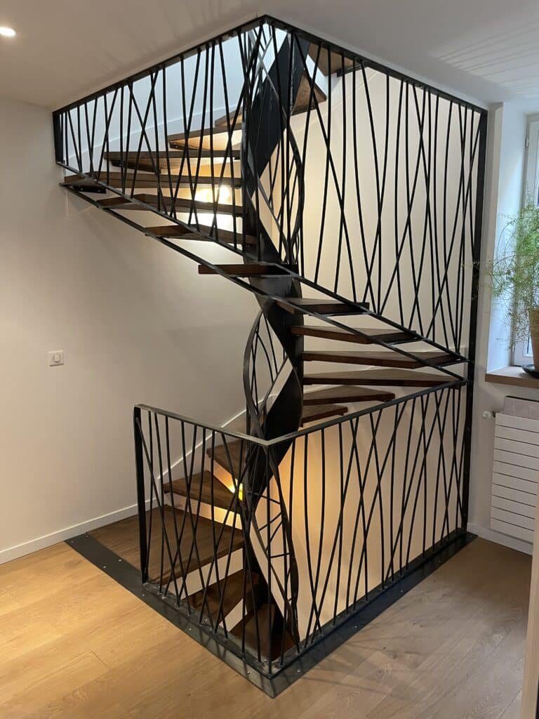 Escalier balancé acier noir et chêne réalisé par LCM