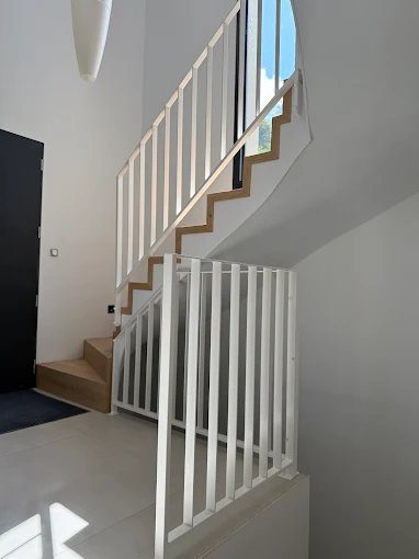 Escalier et garde-corps à barreaux blancs