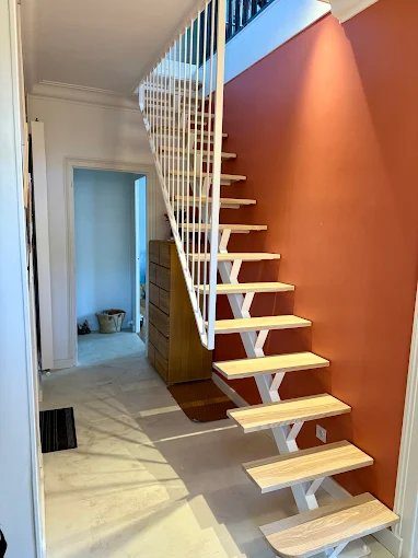 Escalier limon central blanc et marches bois