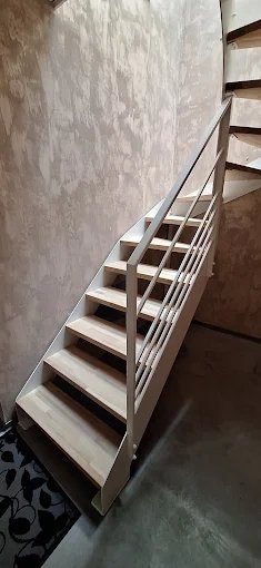 Escalier à limons acier blanc et marches bois