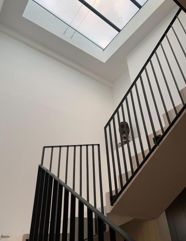 Garde-corps d’escalier sous verrière de toit