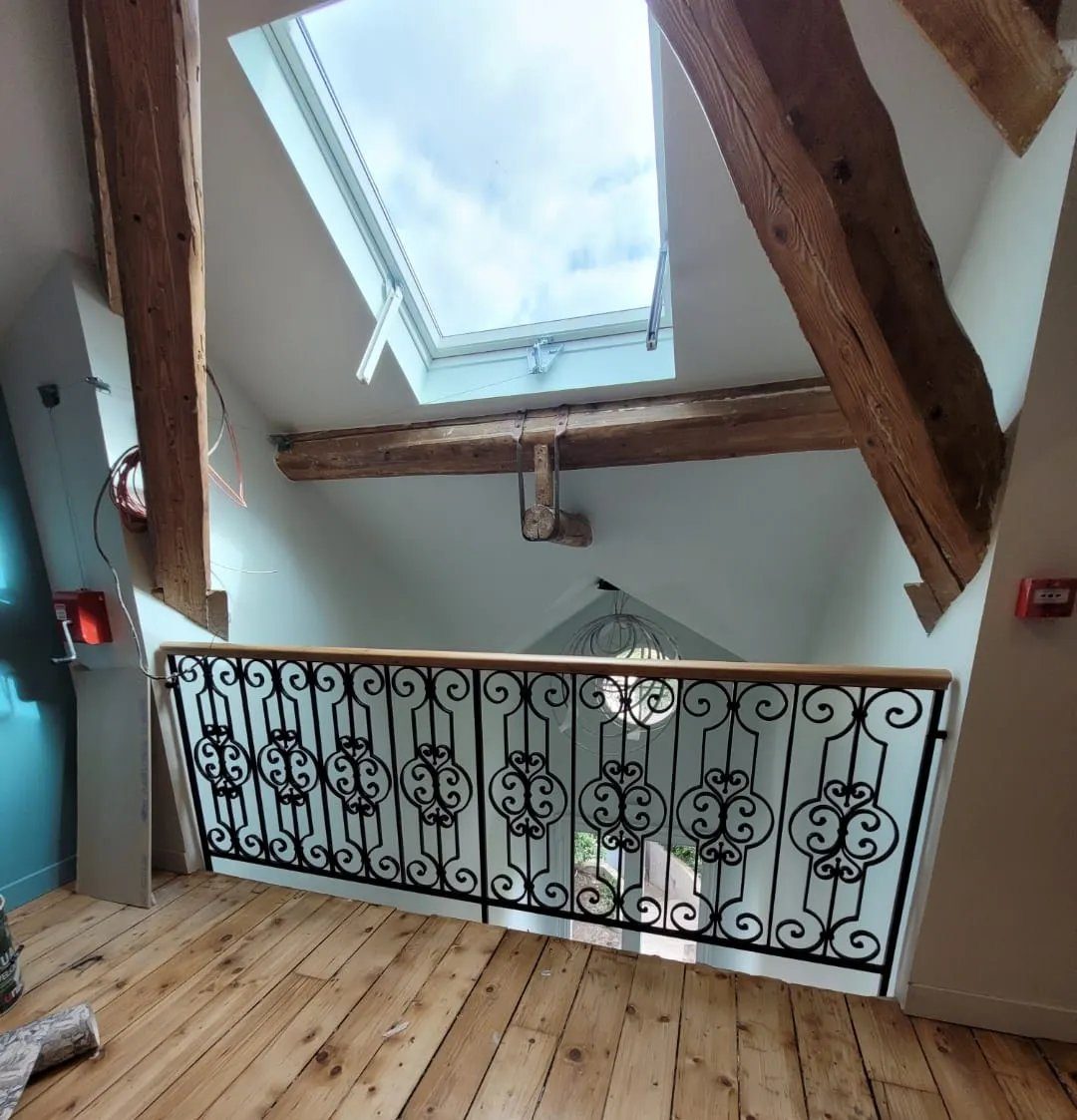 Garde-corps fer forgé de mezzanine sous charpente