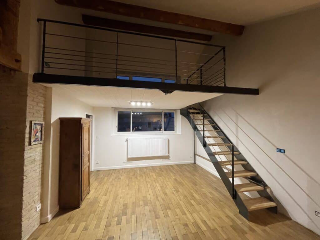 Mezzanine acier avec escalier