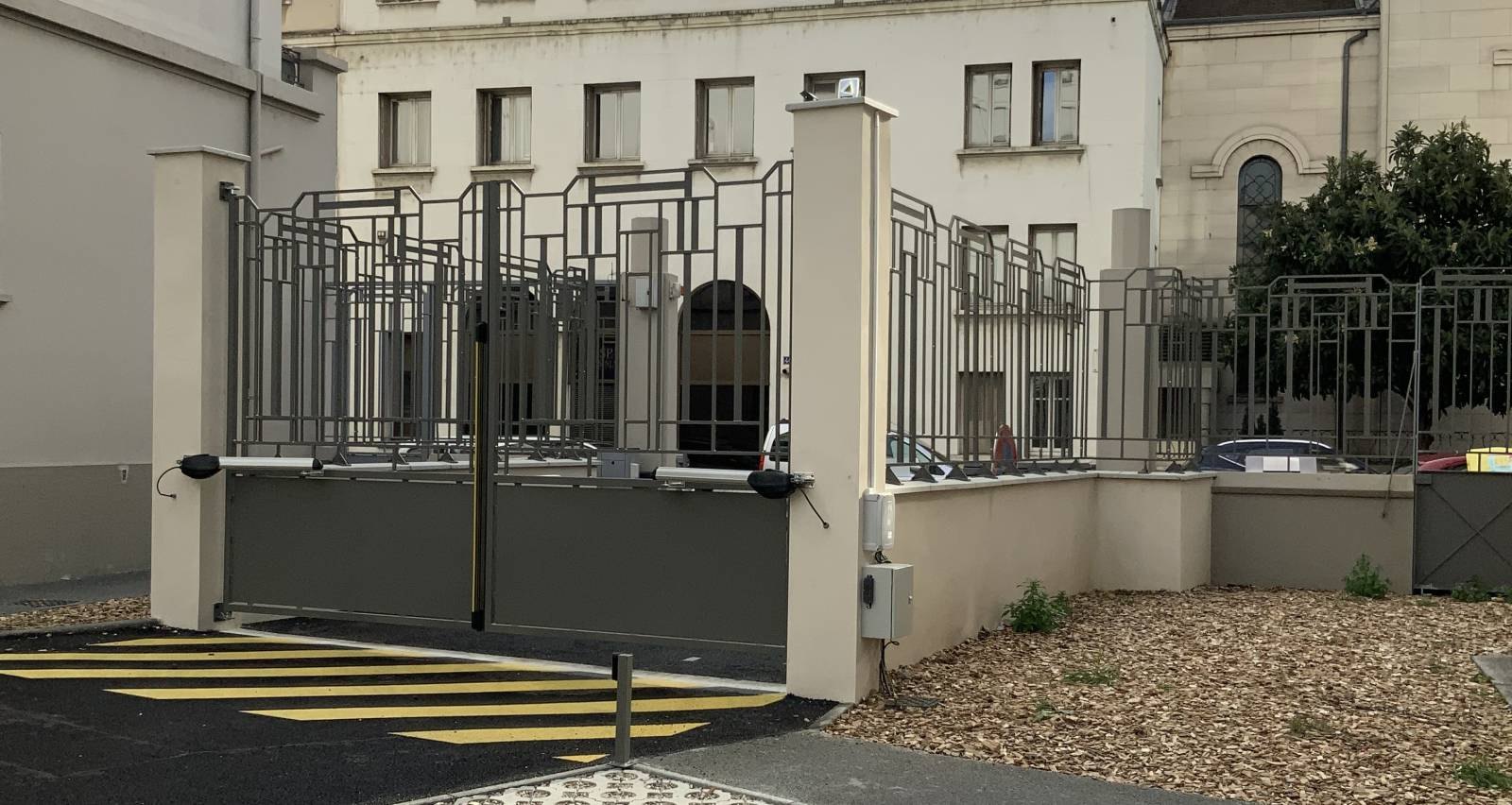 Portail battant motorisé et clôture assortie à Levallois-Perret