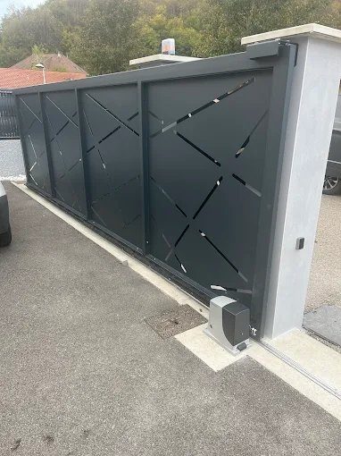 Portail coulissant motorisé à découpes