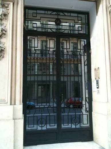 Porte d’immeuble en fer forgé