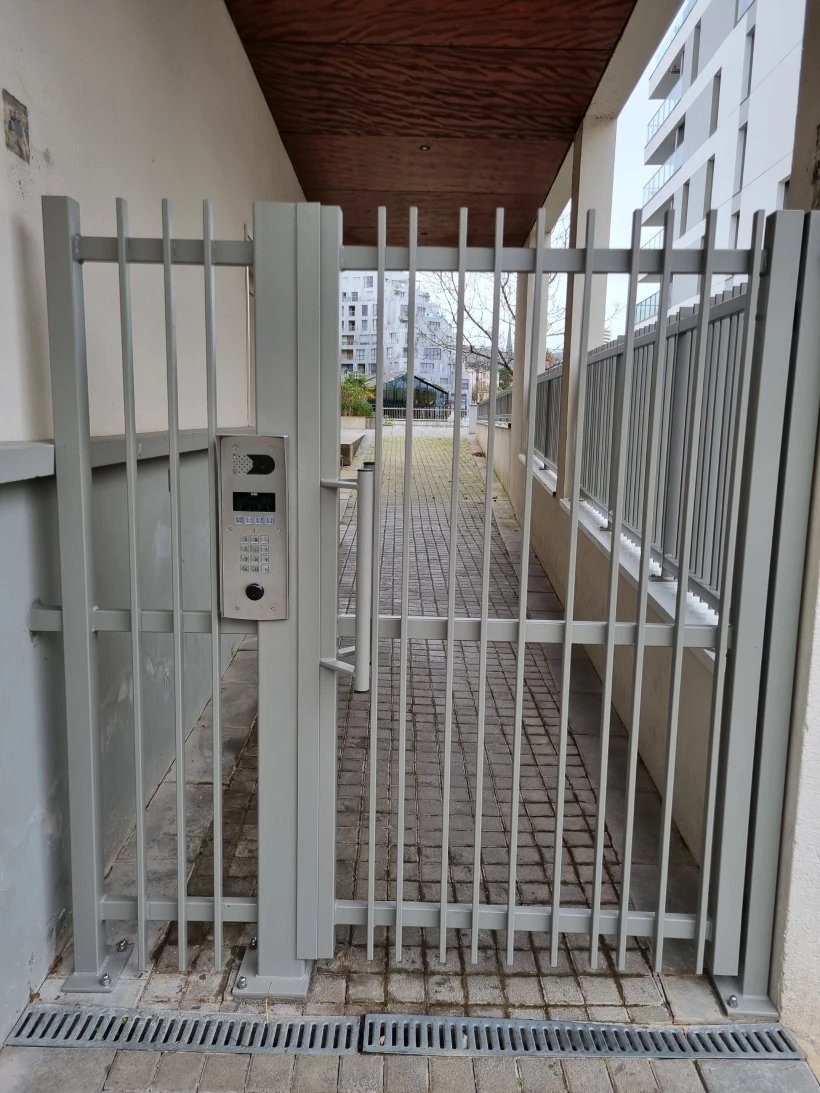 Portillon de résidence avec interphone