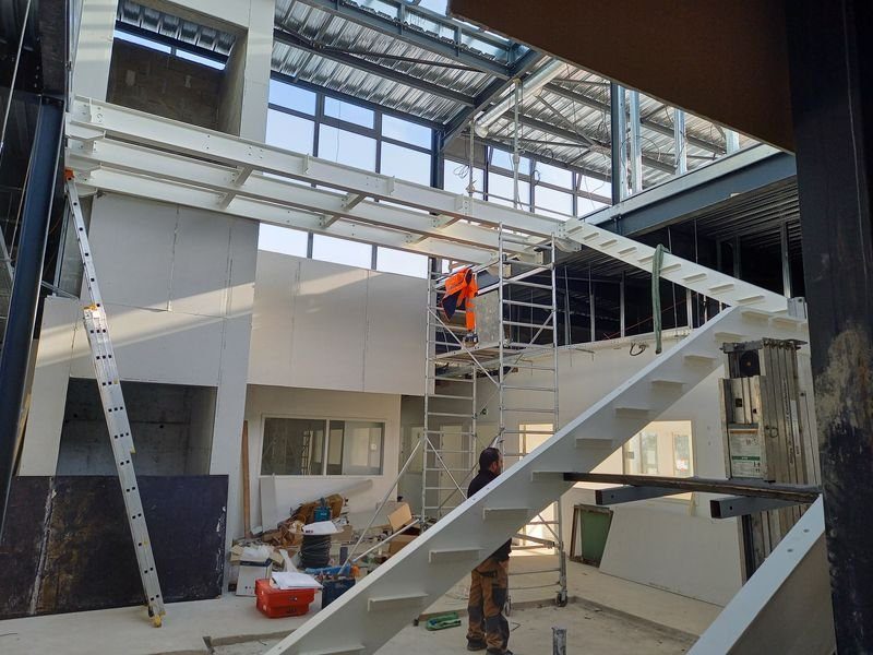 Compagnon sur un chantier d’escalier